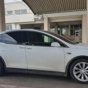 Două autoturisme marca TESLA şi unul marca Land Rover, în valoare totală de 178.000 euro, indisponibilizate la sediul I.P.T.F. Giurgiu