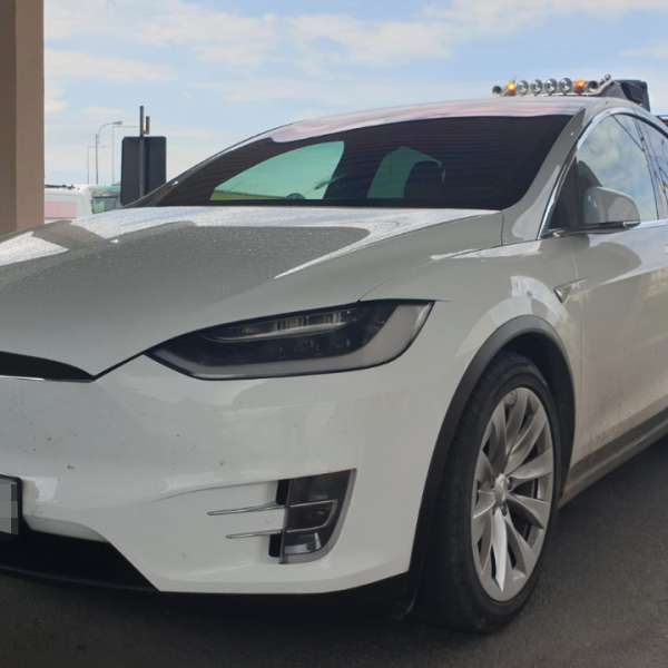 Două autoturisme marca TESLA şi unul marca Land Rover, în valoare totală de 178.000 euro, indisponibilizate la sediul I.T.P.F. Giurgiu