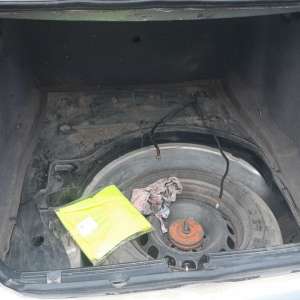 Ţigări de contrabandă, ascunse în butelia GPL a unui autoturism