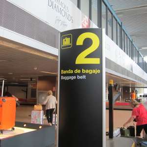 Cetăţean român reţinut pe Aeroportul Henri Coandă după ce şi-a însuşit  bagajul de cală al unui alt pasager