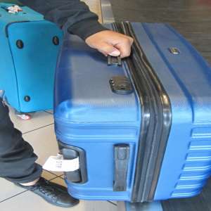 Cetăţean român reţinut pe Aeroportul Henri Coandă după ce şi-a însuşit  bagajul de cală al unui alt pasager