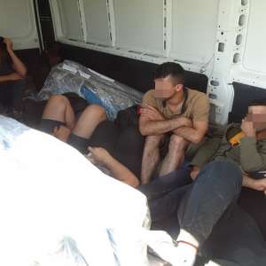 Nouă irakieni ascunși într-un microbuz, printre echipamente pentru scufundări, depistaţi la P.T.F. Calafat