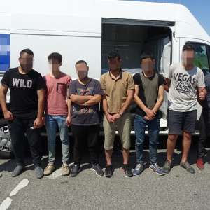 Nouă irakieni ascunși într-un microbuz, printre echipamente pentru scufundări, depistaţi la P.T.F. Calafat