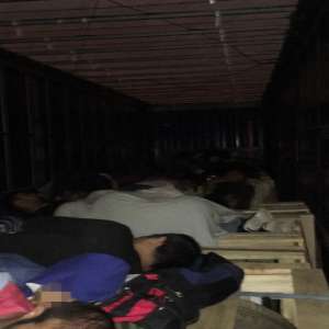 Douăzeci şi cinci de cetăţeni străini, descoperiți ascunşi într-un automarfar la P.T.F. Nădlac II