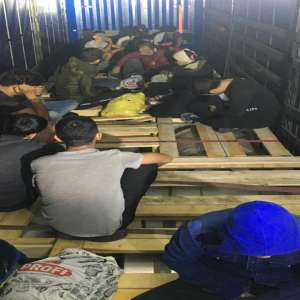 Douăzeci şi cinci de cetăţeni străini, descoperiți ascunşi într-un automarfar la P.T.F. Nădlac II