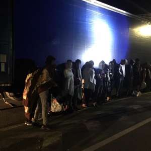 Douăzeci şi cinci de cetăţeni străini, descoperiți ascunşi într-un automarfar la P.T.F. Nădlac II