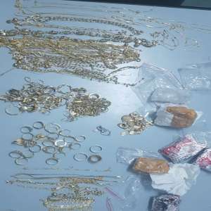 Aproximativ 900 grame de bijuterii din aur descoperite la P.T.F. Giurgiu