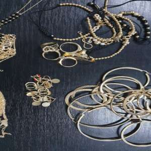 Aproximativ 900 grame de bijuterii din aur descoperite la P.T.F. Giurgiu