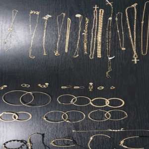 Aproximativ 900 grame de bijuterii din aur descoperite la P.T.F. Giurgiu