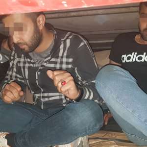 Trei irakieni, ascunși printre baloți de ață, depistaţi la P.T.F. Giurgiu