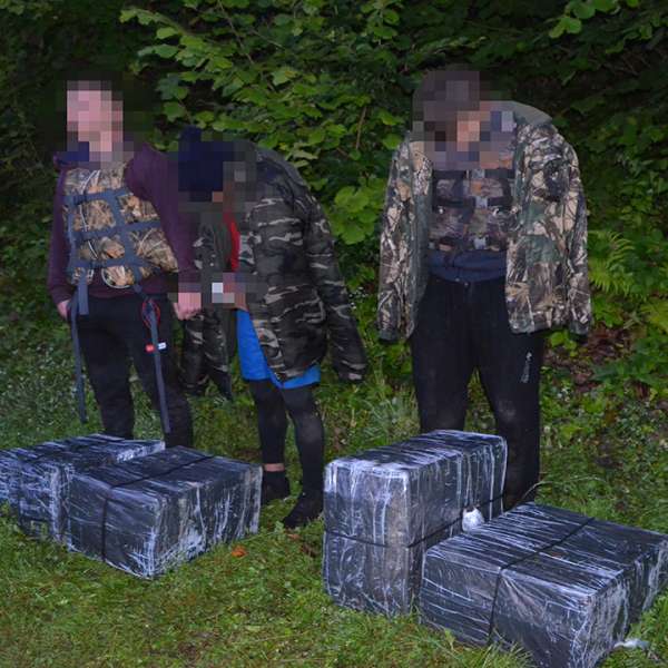 Trei tineri contrabandişti ucraineni, opriţi la frontiera de nord
