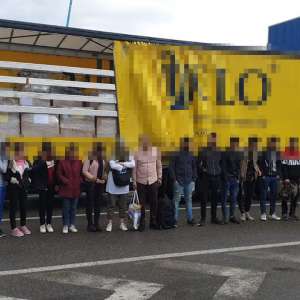 Optsprezece cetăţeni străini, ascunşi într-un automarfar, descoperiți la P.T.F. Nădlac II