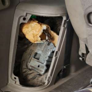 4.000 de grame de chihlimbar ascunse într-un autoturism, descoperite de polițiștii de frontieră