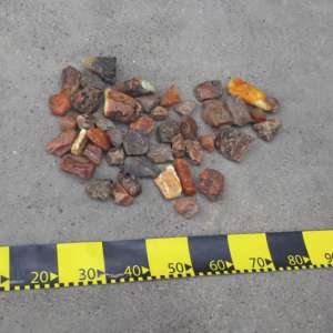 4.000 de grame de chihlimbar ascunse într-un autoturism, descoperite de polițiștii de frontieră