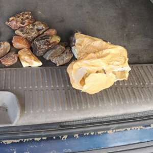 4.000 de grame de chihlimbar ascunse într-un autoturism, descoperite de polițiștii de frontieră