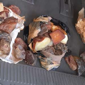 4.000 de grame de chihlimbar ascunse într-un autoturism, descoperite de polițiștii de frontieră