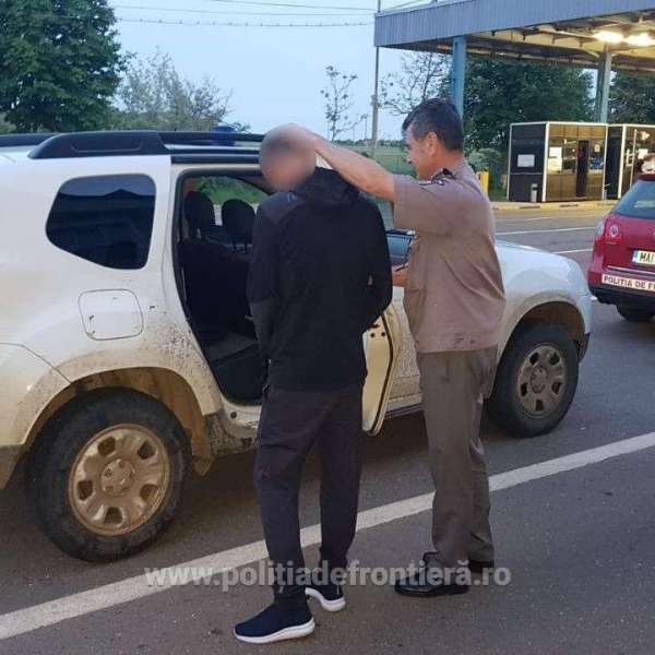 Bărbat dat în urmărire pentru tâlhărie, depistat la controlul de frontieră