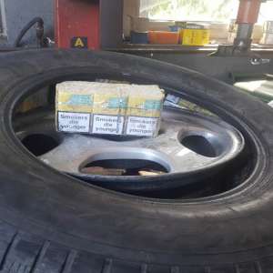 Peste 24.000 pachete cu țigări, confiscate la frontiera de nord