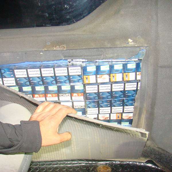 Țigări ascunse în peretele lateral al unui microbuz