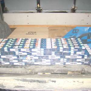 Țigări ascunse în peretele lateral al unui microbuz