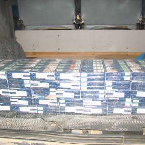 Țigări ascunse în peretele lateral al unui microbuz