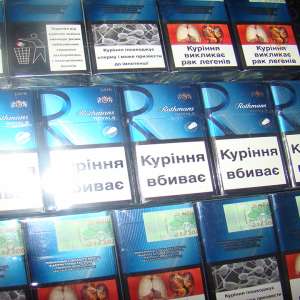 Țigări ascunse în peretele lateral al unui microbuz