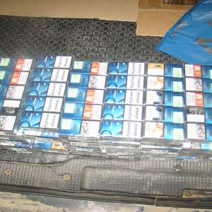 Țigări ascunse în peretele lateral al unui microbuz