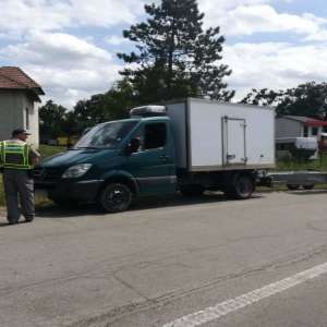 La volanul unui ansamblu rutier, fără drept