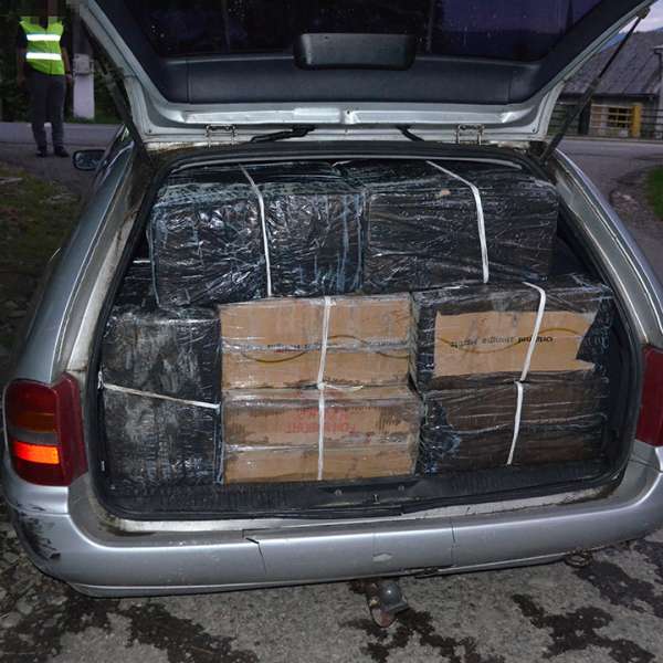 Peste 23.000 pachete țigări, confiscate de poliţiştii de frontieră