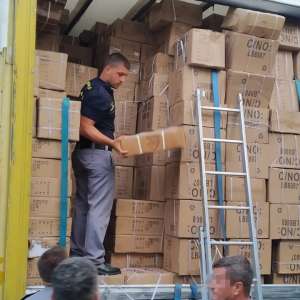 Bunuri în valoare de 206.400 lei, susceptibile a fi contrafăcute, descoperite la P.T.F. Turnu Măgurele