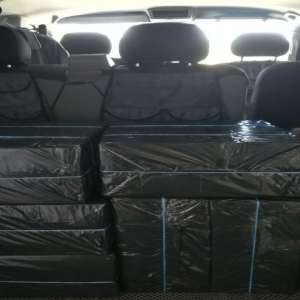 Ţigări de contrabandă, ascunse printre obiecte de mobilier
