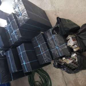 Ţigări de contrabandă, ascunse printre obiecte de mobilier