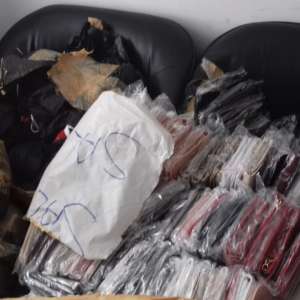 Încălțăminte, produse textile şi de marochinărie, susceptibile a fi contrafăcute, descoperite de polițiștii de frontieră giurgiuveni