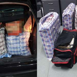 Ţigări ascunse printre bagaje, în  interiorul unui microbuz, descoperite la P.T.F. Giurgiu