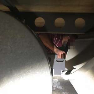 Sirian ascuns sub remorca unui automarfar, descoperit la P.T.F. Nădlac