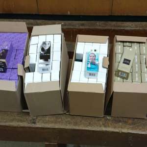 Zeci de parfumuri susceptibile a fi contrafăcute și peste 240 grame bijuterii din metal galben și alb fără documente legale, confiscate în P.T.F. Vama Veche