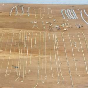 Zeci de parfumuri susceptibile a fi contrafăcute și peste 240 grame bijuterii din metal galben și alb fără documente legale, confiscate în P.T.F. Vama Veche