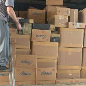 Aproximativ 40.000 de flacoane cu parfum, susceptibile a fi contrafăcute, confiscate de polițiștii de frontieră giurgiuveni