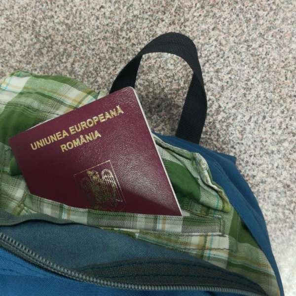 Paşapoarte româneşti false descoperite la Punctul de Trecere al Frontierei Aeroport Iași