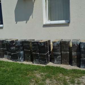 Urmăriri în trafic, focuri de armă, peste 40.000 pachete cu țigări de contrabandă confiscate