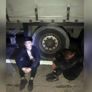 Doi irakieni, ascunși pe osia unei semiremorci, depistaţi la P.T.F. Giurgiu