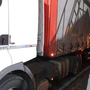 Doi irakieni, ascunși pe osia unei semiremorci, depistaţi la P.T.F. Giurgiu