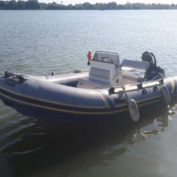 Polițiștii de frontieră au intervenit pentru a remorca o ambarcațiune, rămasă fără combustibil