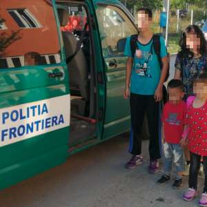 O familie de cetăţeni chinezi, călăuzită de un alt membru de familie, oprită la frontiera cu Serbia