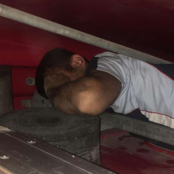 Cetăţean turc, ascuns deasupra cabinei unui camion, depistat la P.T.F. Calafat