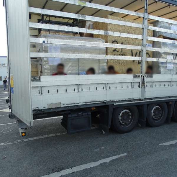 Patru cetăţeni din Bangladesh şi unul din India ascunși într-un camion, depistaţi la P.T.F. Calafat