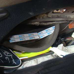 Ţigări ascunse în două autoturisme, descoperite în P.T.F Siret