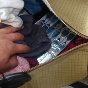 Ţigări ascunse în două autoturisme, descoperite în P.T.F Siret