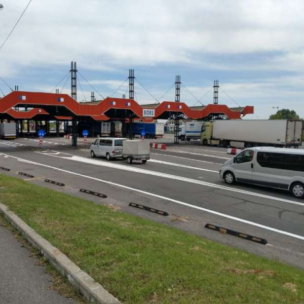 Cetăţean român depistat la volanul unui autoturism cu permis de conducere fals