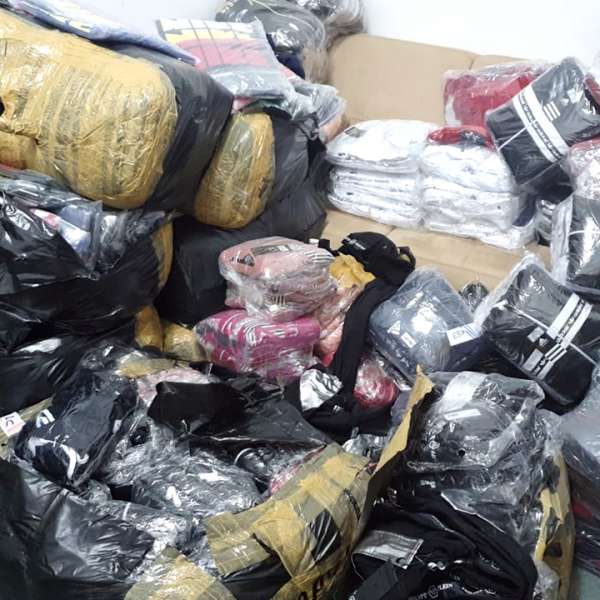 Încălțăminte și produse textile, susceptibile a fi contrafăcute, descoperite de polițiștii de frontieră giurgiuveni